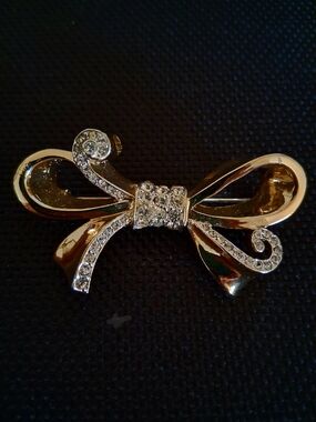 Vintage Gold Tone Bow Rhinestone Brooch - Elegant Women’s Jewelry